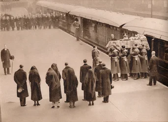 Guardando la bara, coperta dallo Stendardo Reale, 1936