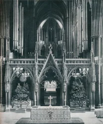 Abbazia di Westminster, Londra, con i candelabri dell