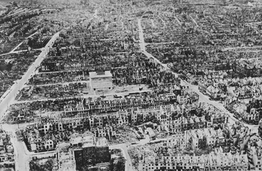 Ciò che i bombardieri britannici fecero a Brema sul Weser, 1945