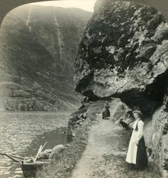 Dove la strada si insinua sotto le scogliere sporgenti vicino alle acque del Nerofjord, Norvegia, c1905
