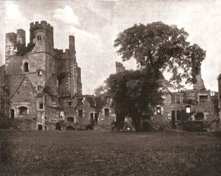 Wingfield Manor, vicino ad Alfreton, Derbyshire, 1894