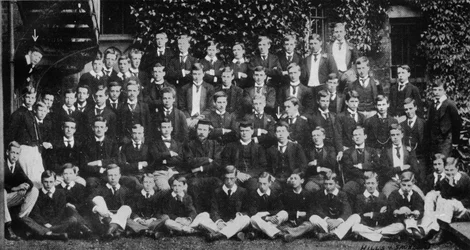 Winston Churchill in una foto di gruppo alla Harrow School, c. 1889