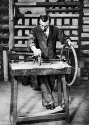 Filo avvolto in molle per serrature a molla, Londra, 1926-1927