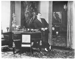 Wolfgang Gurlitt nello studio della sua galleria in Potsdamer Strasse, Berlino, c. 1925