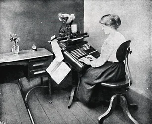 Operatrice Donna sulla Tastiera Monotype, 1917