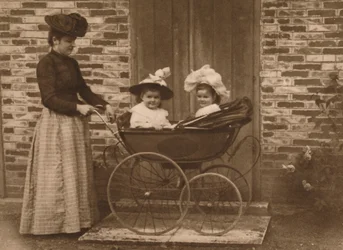 Donna e bambini in un passeggino