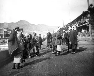 Donna che trasporta carichi di carbone, Nagasaki, Giappone, c1900