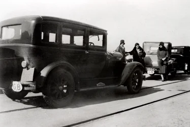 Donne e auto parcheggiate, 1930
