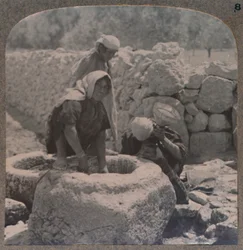 Donne che attingono acqua alla Fontana dei Magi, sulla strada per Betlemme, c1900