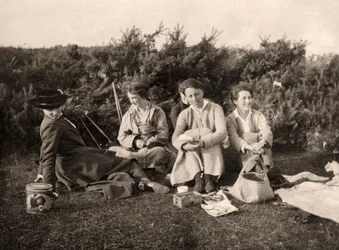 Donne che si godono un picnic, XX secolo