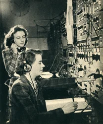Le donne hanno preso il posto degli uomini. Sala di controllo della BBC durante una trasmissione, 1942