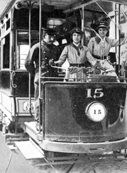 Donne che imparano a guidare un tram, 1917, 1936