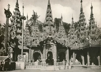 Santuari scolpiti in legno con mosaico di vetro alla Pagoda Shwe Dagon, Rangoon, 1900