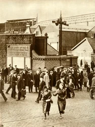 Lavoratori che lasciano...dopo la sospensione della costruzione del Cunarder 534, dicembre 1931, 1935
