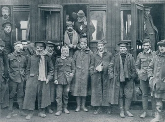 Truppe Inglesi Ferite in Viaggio verso un Ospedale di Base, c1914