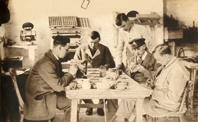 Soldati feriti in classe di ceramica...Devon, Prima Guerra Mondiale, 1914-1918, 1933