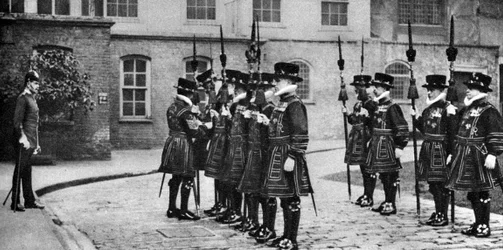 Yeomen Warders in parata alla Torre di Londra, 1926-1927