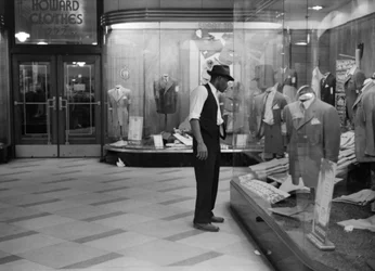 Giovane che fa shopping guardando le vetrine, Stati Uniti, c.1941 (foto in b/n)