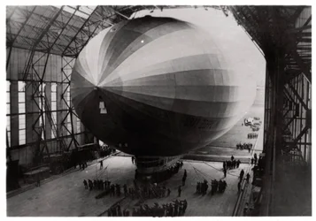 Zeppelin LZ 127 Graf Zeppelin che entra nel suo hangar