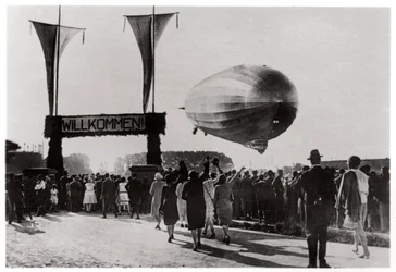 Zeppelin LZ 127 Graf Zeppelin in atterraggio a Friedrichshafen, Germania, 1933