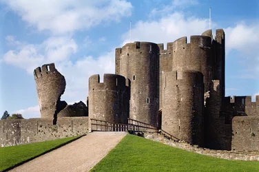 Caerphilly Castle, vista esterna con ponte e Torre Pendente, Scuola Inglese, (XIII secolo), completato nel 1277, Glamorgan, Galles