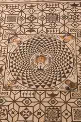 Carmona, Provincia di Siviglia, Spagna. Mosaico romano di Medusa nel Municipio.