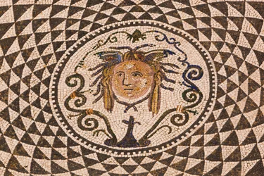 Carmona, Provincia di Siviglia, Spagna. Mosaico romano di Medusa nel Municipio.