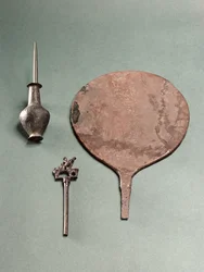 Spilla per capelli in rame, asta di collyrium con vaso e specchio, Mohenjodaro, 2300-1750 a.C.