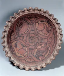 Coppa copta, terracotta dipinta con bordi a festone, egiziana, VII secolo d.C.