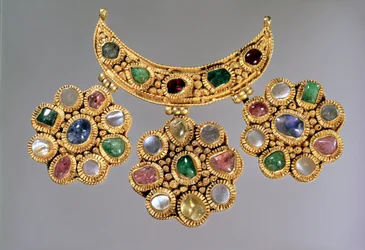 Collana a forma di mezzaluna con pendenti con pietre semipreziose, Mosca, fine XIV o inizio XV secolo