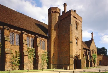 Vista esterna del Vecchio Palazzo di Hatfield House, Hertfordshire, costruito negli anni 1480