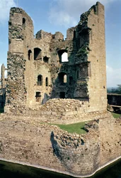Vista esterna del mastio, Castello di Raglan, Monmouthshire, Galles del Sud