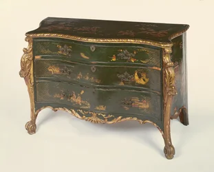 Comò serpentino laccato verde e dorato, nello stile di Thomas Chippendale