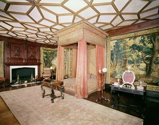 Tendaggi e copriletto in raso rosso e tessuto d