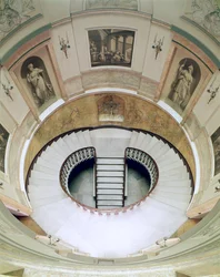 Home House, 20 Portman Square, Vista del vano scala, costruito c.1776 da Robert Adam 1728-92, Londra, Regno Unito