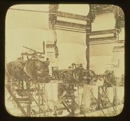 Macchine per maglieria al lavoro nella fabbrica di lana Wolsey, Leicestershire, c.1850