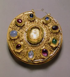 Medaglione Kolt, oro con perle e gioielli, decorazione a smalto cloisonné, filigrana e granulazione, Ryazan, XII secolo