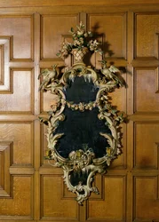 Girandola tardo Giorgio II con appliques in metallo fogliato