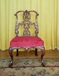Sedia a schienale a nastro in mogano di design Chippendale