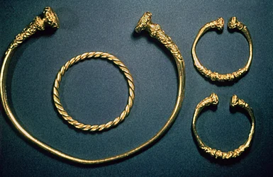 Collana e braccialetti da Waldalgesheim, metà del IV secolo (oro)