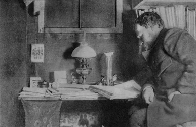 Otto Nordenskjöld alla sua scrivania, Snow Hill, Antartide, 1901-03