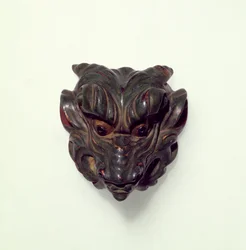 Netsuke in legno di bosso dipinto, scolpito come modello di una maschera Gagaku, XIX secolo