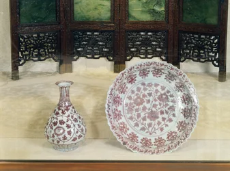 Bottiglia a forma di pera decorata in rosso sottosmalto con rami di crisantemo, periodo Hung Wu (1368-98)