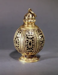 Pomander, decorato con ornamenti a volute cesellati che racchiudono smalto nero, argento dorato, probabilmente inglese, ca. 1580