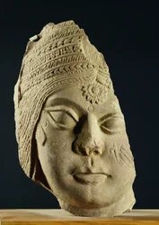 Testa di Yakshi in arenaria rossa, Bharhut, II secolo a.C.