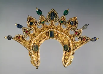 Diadema russo, oro con perle e gemme semipreziose, inizio XVII secolo