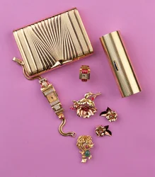 Selezione di gioielli Art Deco: due portacipria; spilla a fiore in rubini e orecchini; orologio da cocktail (oro)