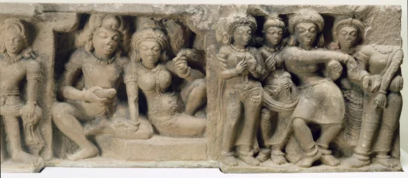Scultura in pietra di amanti che godono di una performance di danza, dal Tempio Dasavatara, Deogarh, MP, V secolo
