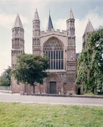 Veduta della facciata ovest della Cattedrale di Rochester, costruita c.1150