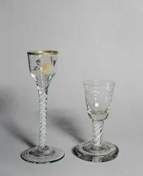 Bicchiere da vino con decorazione dorata, ciotola da fuoco e stelo a torsione opaca, c.1760